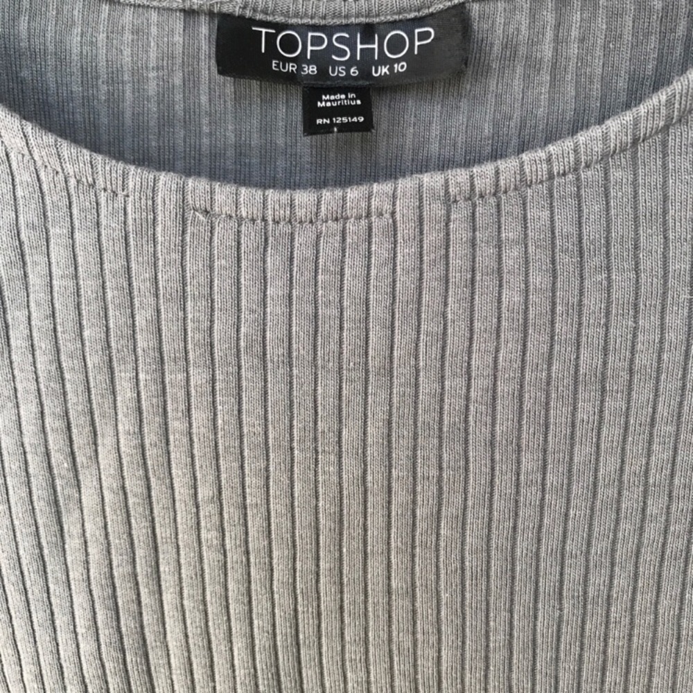 TOPSHOP Crew Grey Ribbed Crop Top - Picture 3 of 3